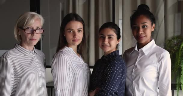 Quatre femmes d'affaires diverses debout dans la rangée sourire regarder la caméra — Video