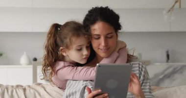 Annesiyle tablet kullanan küçük bir çocuğu sevmek.