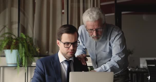 Diverse mannelijke collega 's ontmoeten elkaar op kantoor werken samen met behulp van laptop — Stockvideo