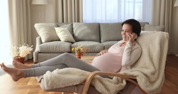 Heureux détendu jeune jolie femme enceinte tenant conversation par téléphone. — Video