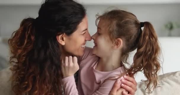 Feliz familia amistosa mostrando tiernos sentimientos dulces. — Vídeo de stock