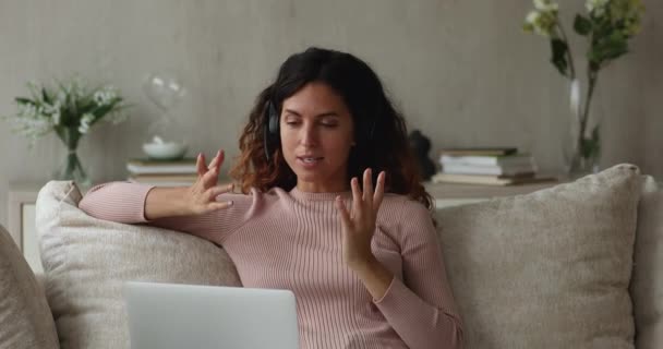 Uśmiechnięta, skoncentrowana młoda kobieta prowadzi wideo rozmowę telefoniczną. — Wideo stockowe