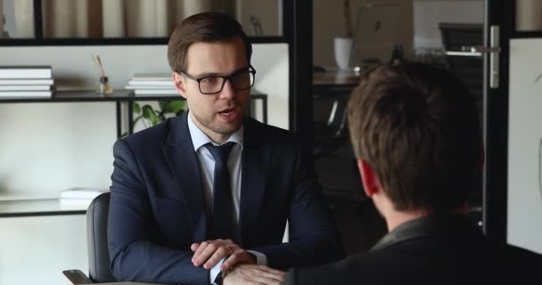 Mannen i formell kostym svarar på frågor under anställningsintervjun — Stockvideo