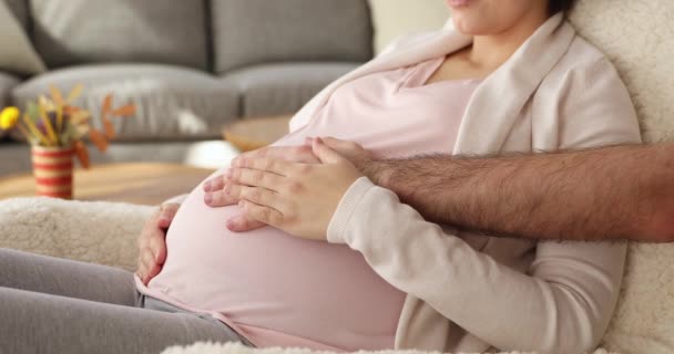 Glückliches junges Paar erwartet Geburt und drückt Zuneigung zum ungeborenen Baby aus. — Stockvideo