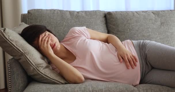 Jovem grávida infeliz que sofre de dor de cabeça. — Vídeo de Stock