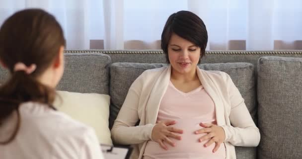 Felice bella giovane donna incinta parlando con il ginecologo. — Video Stock