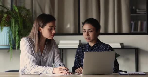 Jovem mulher indiana atraente explicar software corporativo para colega — Vídeo de Stock