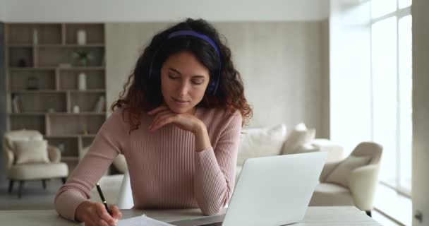 Jonge Spaanse vrouw studeert op online cursussen. — Stockvideo