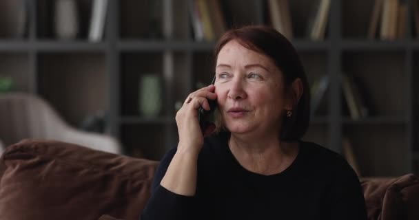 Sonriente alegre madura mujer celebración agradable llamada telefónica conversación. — Vídeos de Stock