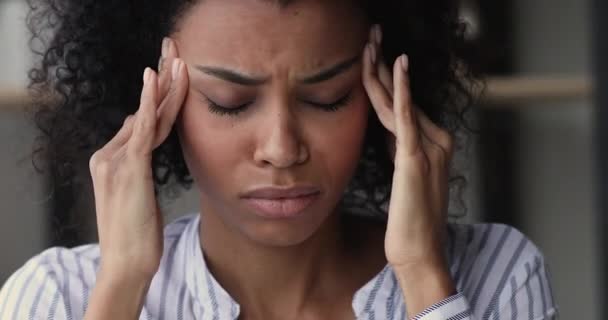 Stressé malsain jeune femme africaine souffrant de migraine. — Video