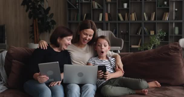 Süchtig nach moderner Technik glückliche Familie mit Gadgets. — Stockvideo
