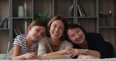 Üç nesildir yerde yatan mutlu bir aile..