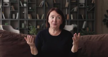 60 'lı yaşlarda video konuşması yapan bir kadın..