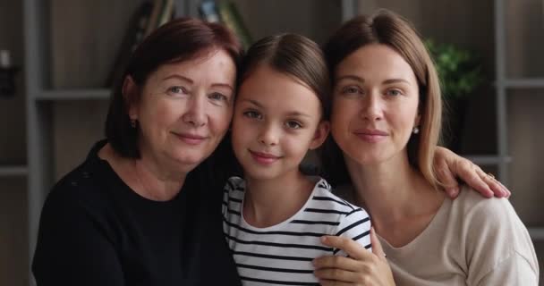 幸せな誠実な3つの異なる女性の世代の家族カメラを見て. — ストック動画