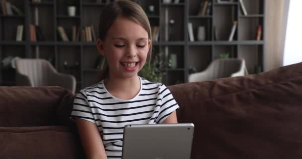 Εθισμένη στη σύγχρονη τεχνολογία χαρούμενη κοπέλα χρησιμοποιώντας ψηφιακή ταμπλέτα. — Αρχείο Βίντεο