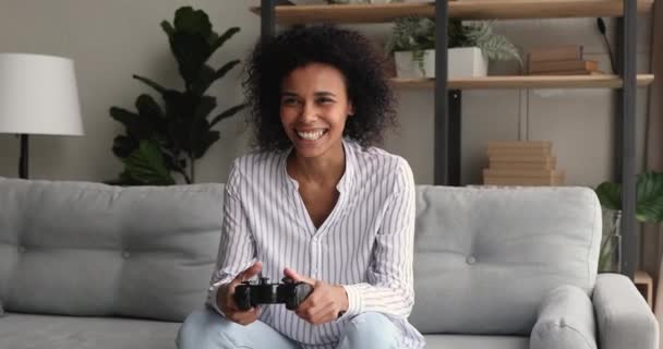 Alegre joven africana sincera jugando videojuego. — Vídeos de Stock