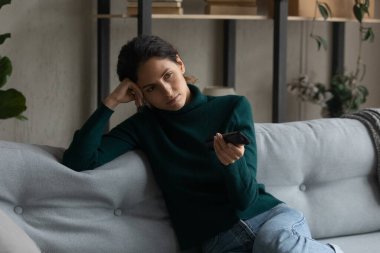 Sıkıcı kadının elinde uzaktan kumanda, kanal değiştirme...