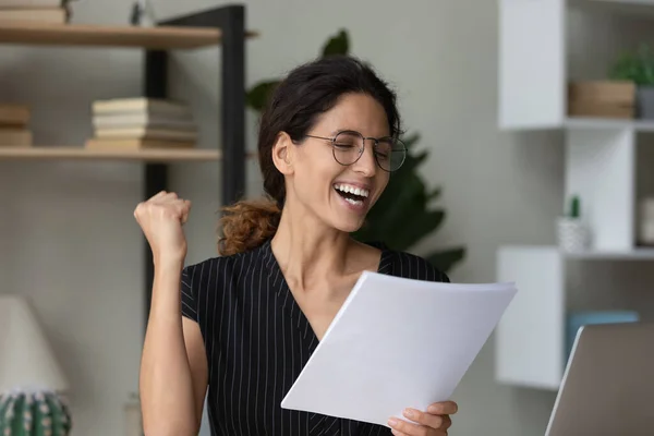 Närbild överlycklig affärskvinna i glasögon firar prestation, läsa brev — Stockfoto