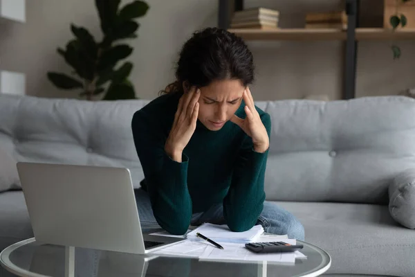 Primer plano mujer estresada calcular las facturas, tener problemas con el dinero — Foto de Stock