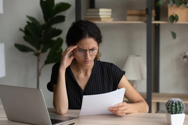 Close up empresaria insatisfecha en gafas leyendo malas noticias — Foto de Stock