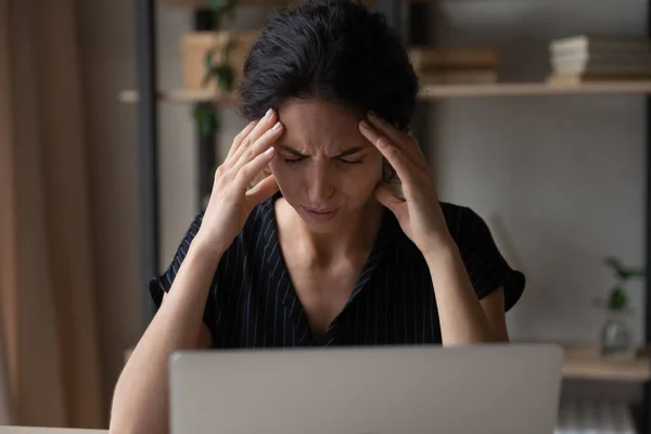 De cerca cansada mujer estresada que masajea templos, sufriendo de dolor de cabeza — Foto de Stock