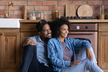 Mutlu etnik çift evde rahatlayıp hayal kuruyor.