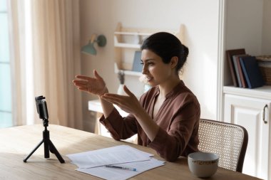 Genç Hintli kadın cep telefonuyla webcam 'de konuşuyor.