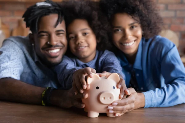 Sorrindo família biracial economizar dinheiro fazer investimento — Fotografia de Stock