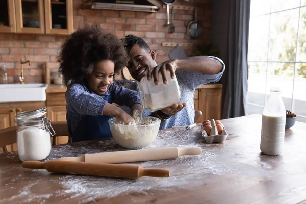 Feliz pai étnico e filha assar em casa — Fotografia de Stock