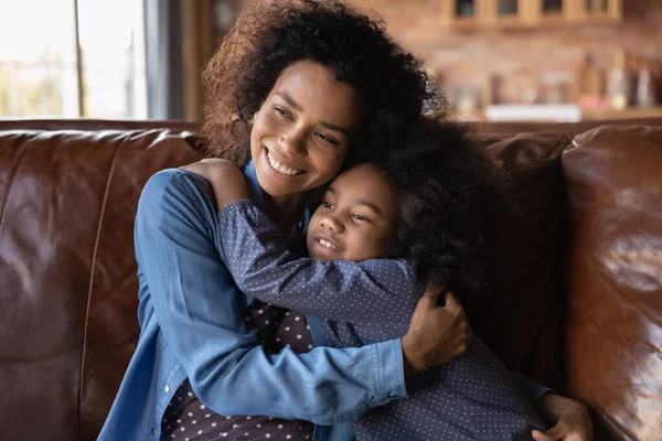 Amare biracial mamma e giovanissima figlia abbraccio e coccole — Foto Stock