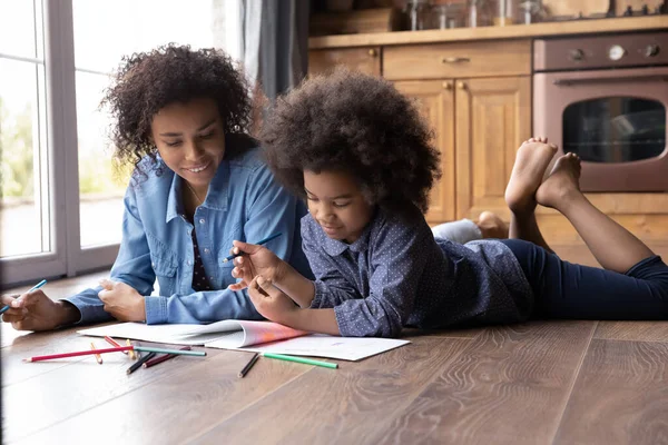 Madre étnica cariñosa e hija adolescente pintando juntos — Foto de Stock