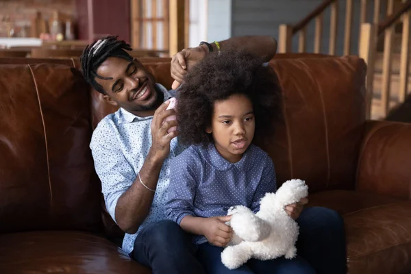 Feliz biracial pai escova pequeno filha cabelo — Fotografia de Stock