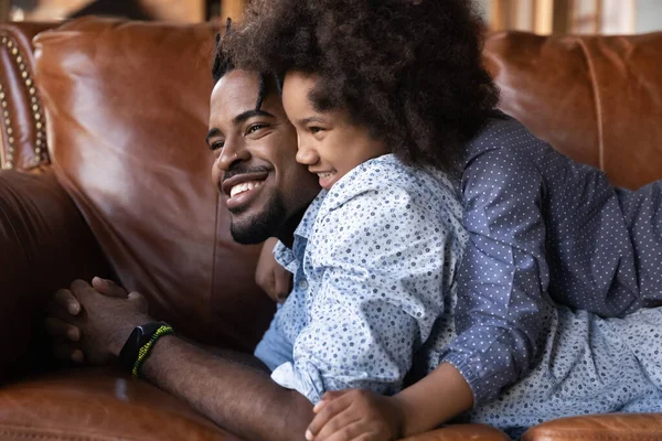 Heureux ethnique père et adolescent fille relax à la maison câlins — Photo