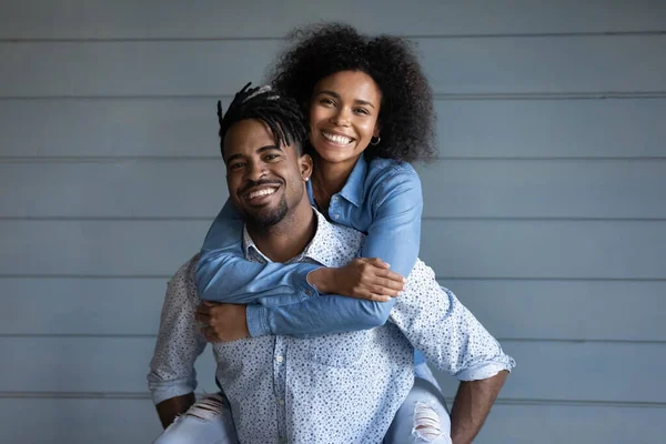 Retrato de feliz pareja étnica abrazándose abrazando — Foto de Stock