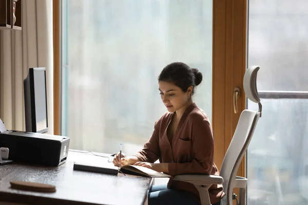Tonårig indisk kvinna skriver arbetar på dator — Stockfoto