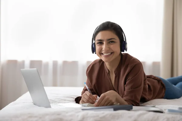 Retrato de mulher indiana sorridente tem treinamento de webcam — Fotografia de Stock