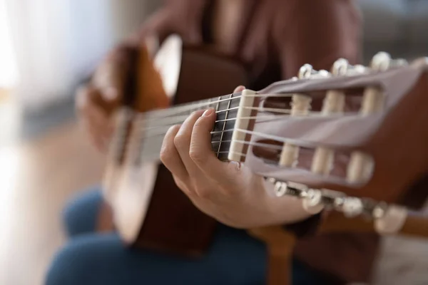 Close up of woman play on guitar — Stock Photo, Image