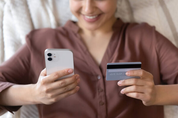 Закрыть магазин счастливых индийских женщин по мобильному телефону