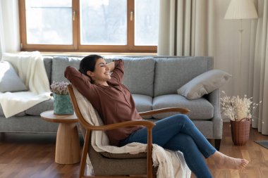 Sakin Hintli kadın hayal kuruyor.