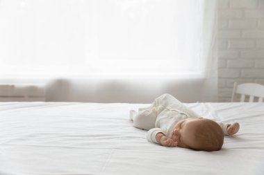 Küçük yeni doğmuş bebek yatak odasında uyuyor.