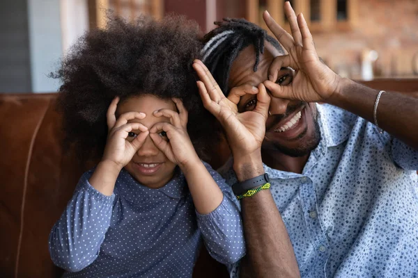 Retrato de feliz pai biracial e filha adolescente se divertir — Fotografia de Stock