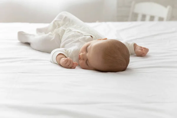 Pequeño bebé recién nacido acostado durmiendo en el dormitorio —  Fotos de Stock