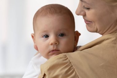 Yeni doğmuş bebeği annesinin kollarında kapat.