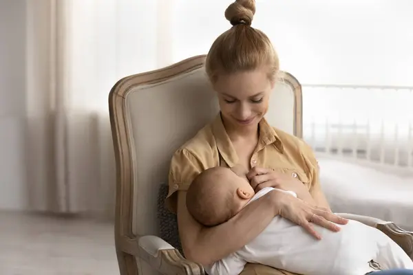 Sorridente giovane madre allattare al seno neonato bambino — Foto Stock