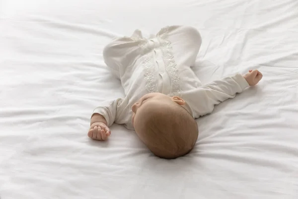 Close up de bebê recém-nascido bebê dormir na cama — Fotografia de Stock