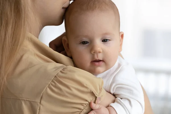 Close up de bebê pequeno bebê em mãos da mãe — Fotografia de Stock