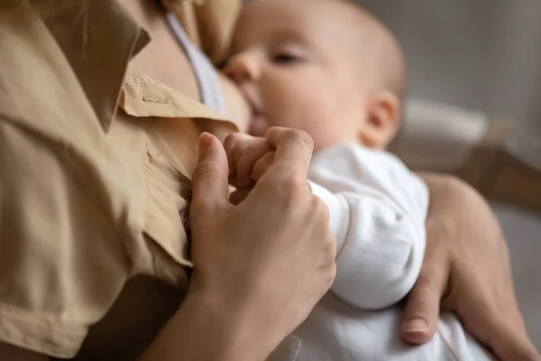 Zbliżenie mama karmić piersią niemowlę — Zdjęcie stockowe