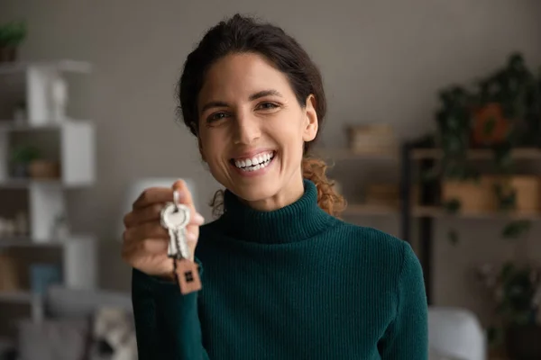 Testa ritratto donna sorridente cliente soddisfatto che mostra le chiavi — Foto Stock