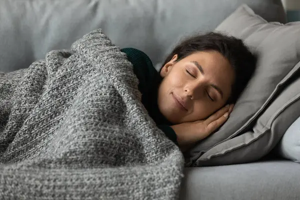 Tutup wanita yang damai dengan mata tertutup beristirahat di sofa — Stok Foto