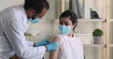 Doktor, Covid aşısından sonra hastanın omzuna alçı yapıştırdı.